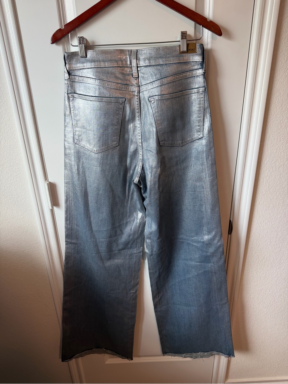 ⚡️Ariat Ultra High Rise Jazmine Wide Leg Silver Gloss Jeans - Picture 3 of 6